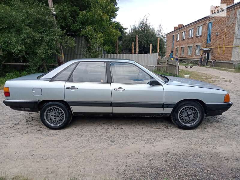 Audi 100 (1982)