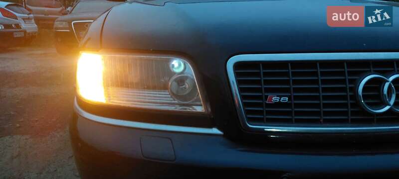 Audi S8 (2000)