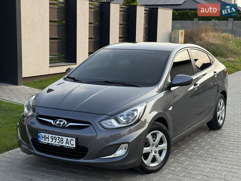 Hyundai Accent (2012)