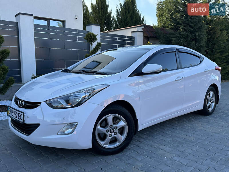 Hyundai Elantra (2012)
