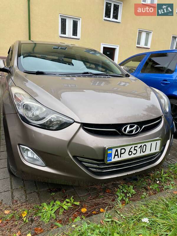 Hyundai Elantra (2012)