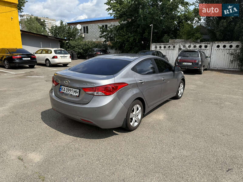 Hyundai Elantra (2012)