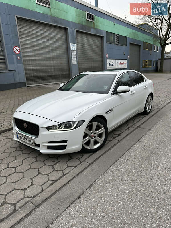 Jaguar Xe (2016)