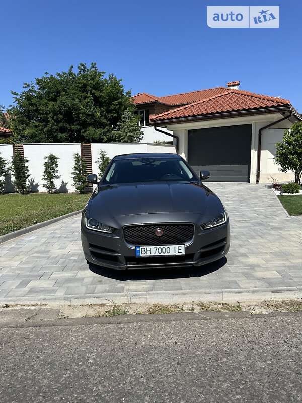 Jaguar Xe (2016)