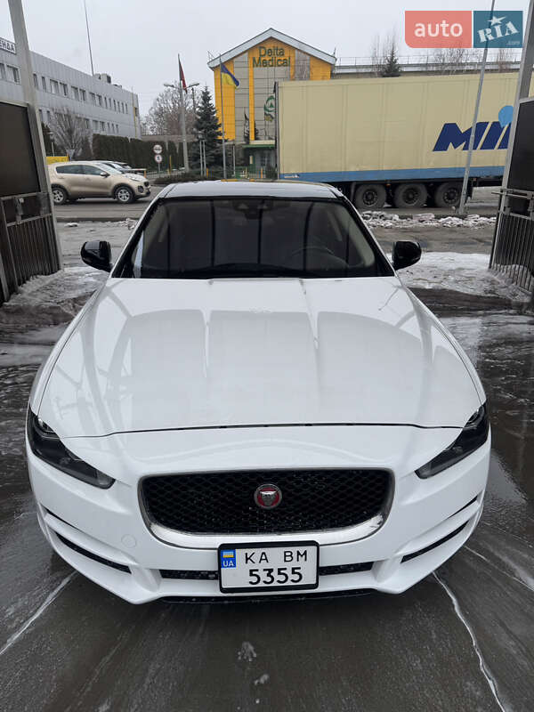 Jaguar Xe (2017)
