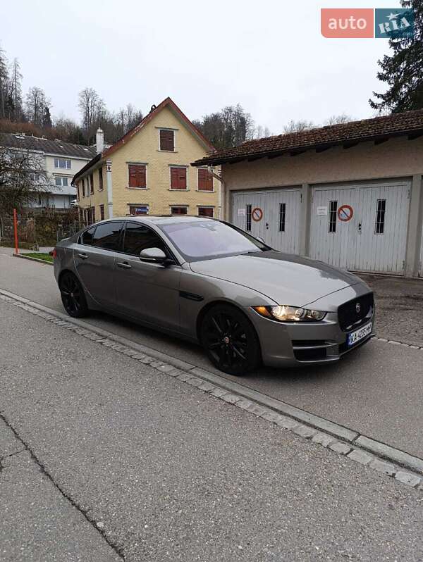 Jaguar Xe (2016)