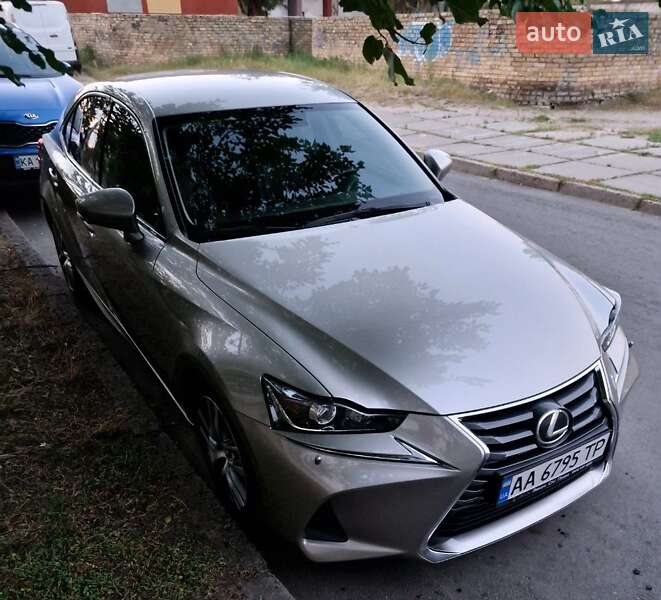 Lexus Is (2017)
