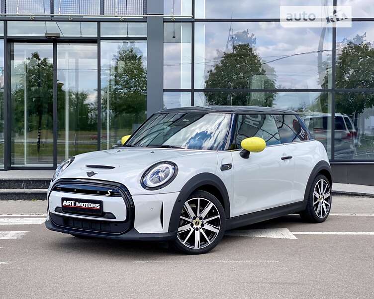 Mini Hatch (2021)