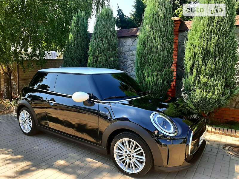 Mini Hatch (2022)