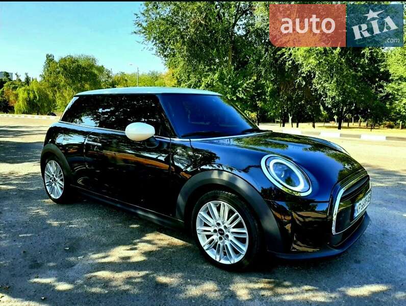 Mini Hatch (2022)