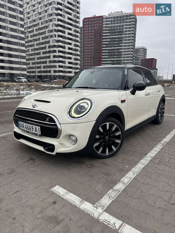 Mini Hatch (2017)