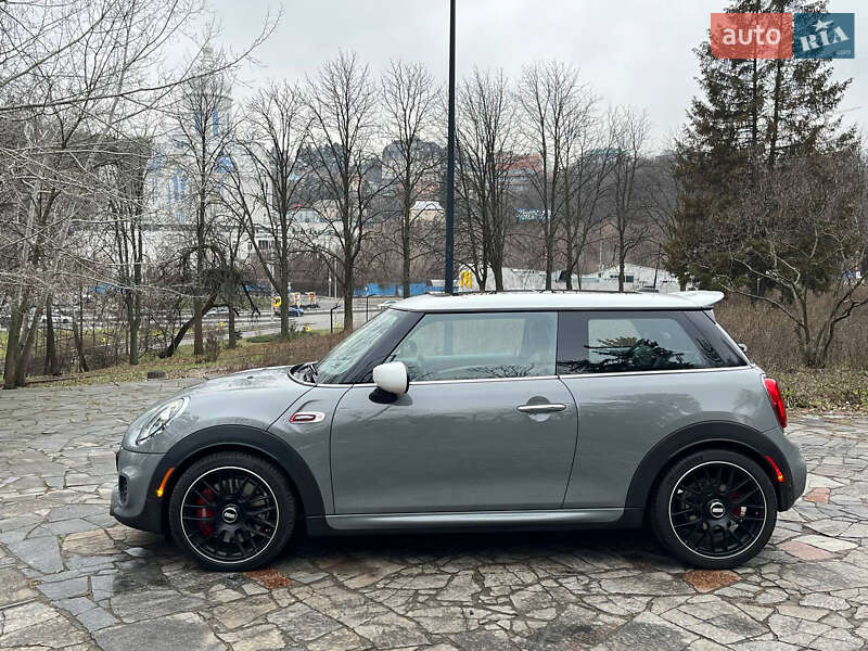 Mini Hatch (2020)