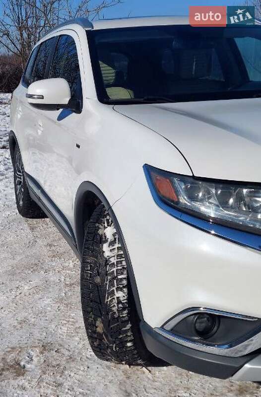 Mitsubishi Outlander (2015)