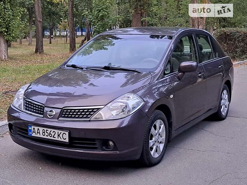Nissan Tiida (2008)