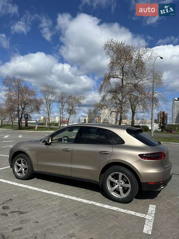 Porsche Macan (2016)