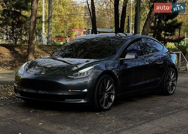 Tesla Model 3 (2023)