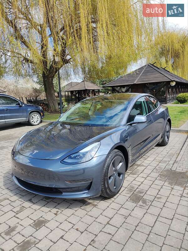 Tesla Model 3 (2023)