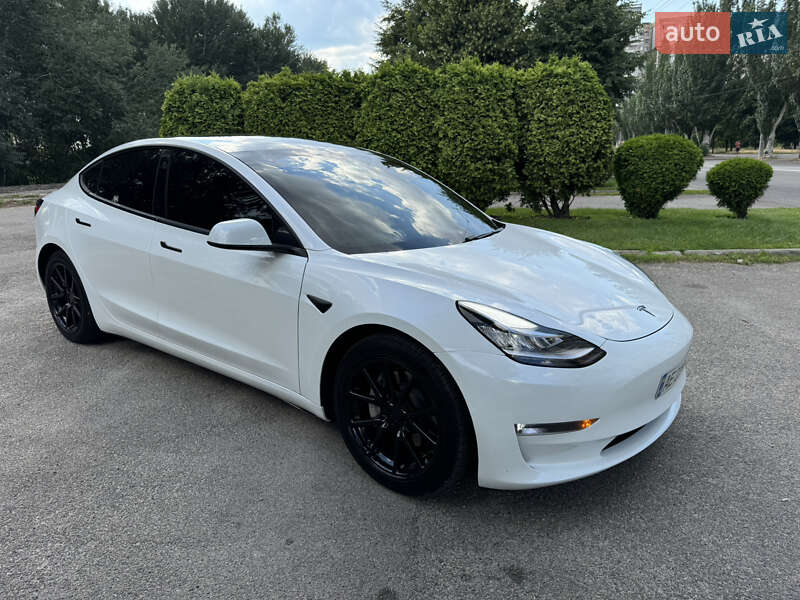 Tesla Model 3 (2019)