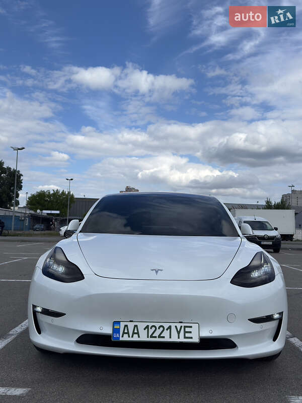 Tesla Model 3 (2019)