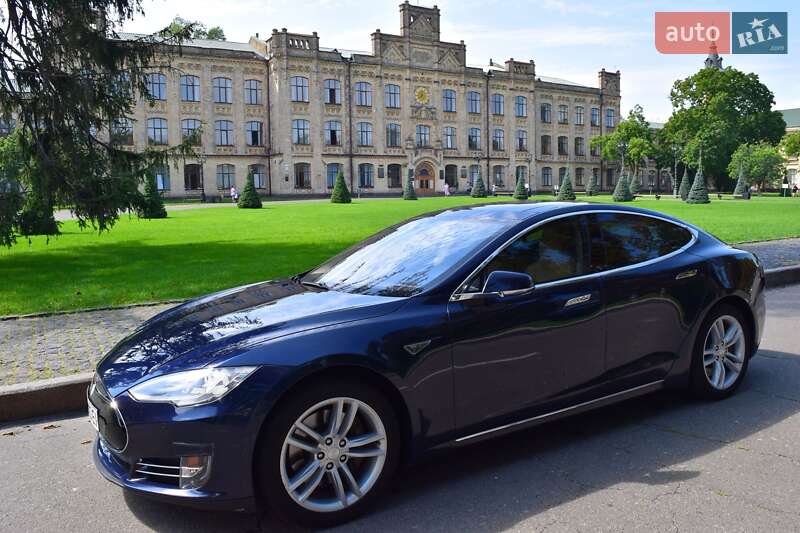 Tesla Model s (2015)