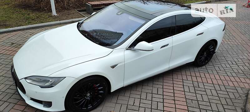 Tesla Model s (2015)