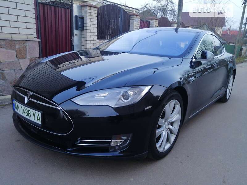 Tesla Model s (2015)