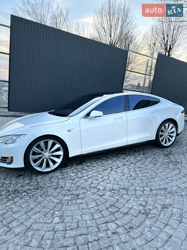 Tesla Model s (2015)