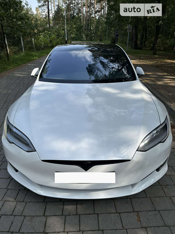 Tesla Model s (2020)