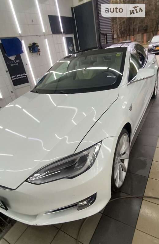 Tesla Model s (2018)