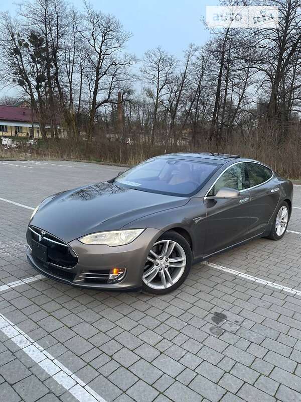 Tesla Model s (2015)