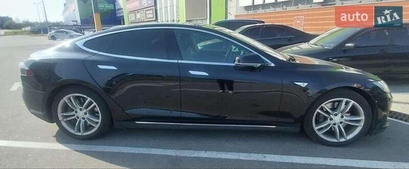 Tesla Model s (2015)