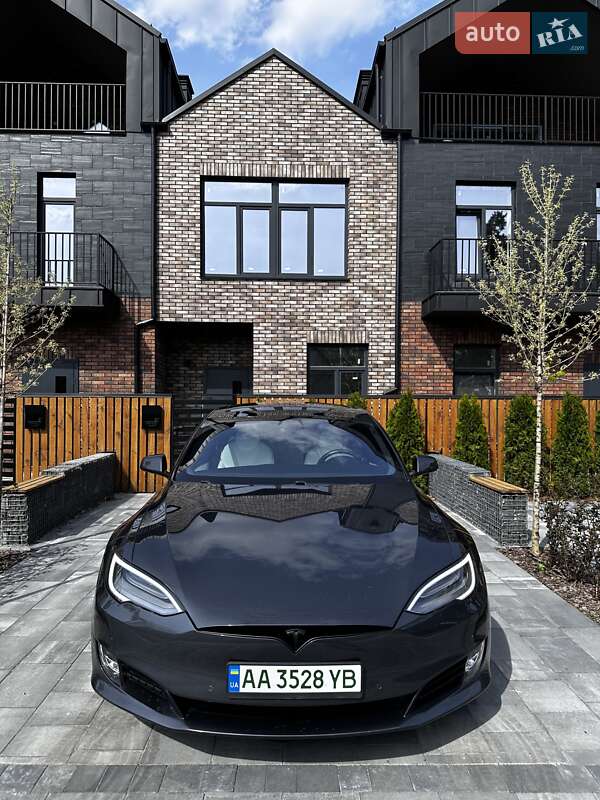 Tesla Model s (2018)