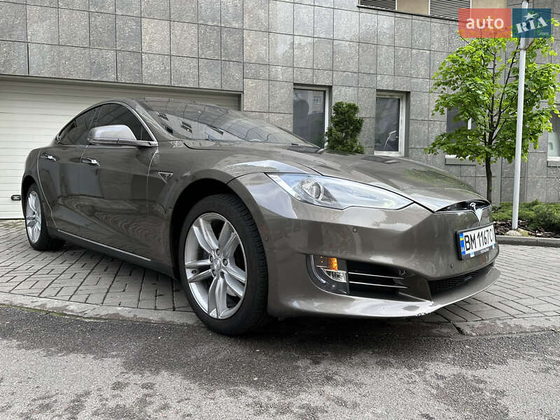 Tesla Model s (2015)