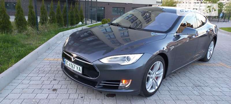 Tesla Model s (2015)