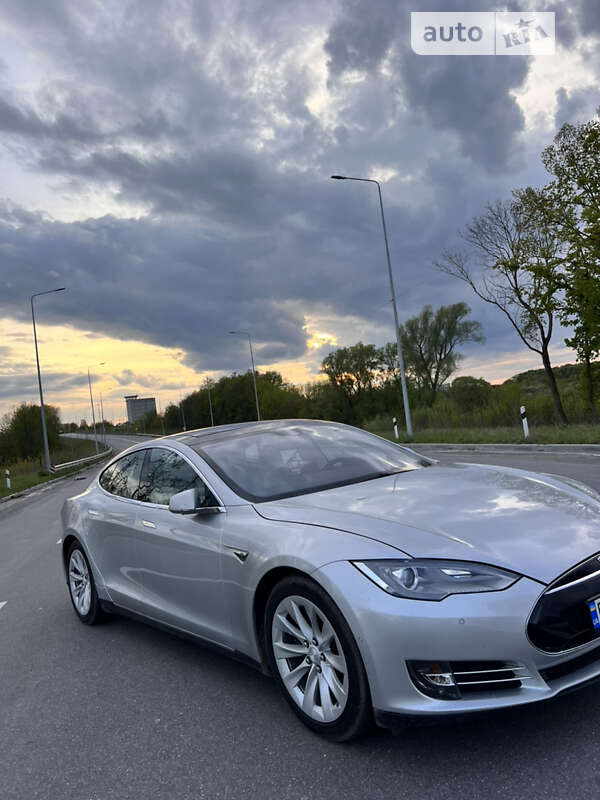 Tesla Model s (2015)