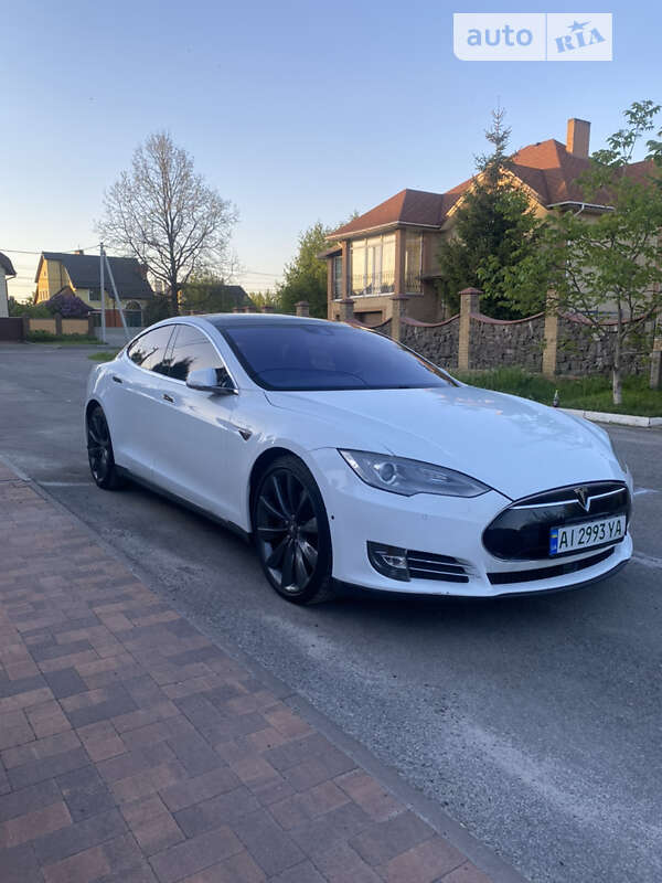 Tesla Model s (2015)