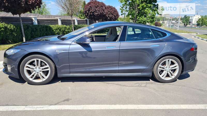 Tesla Model s (2015)
