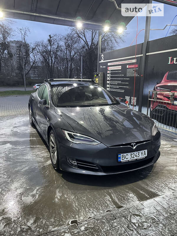 Tesla Model s (2016)