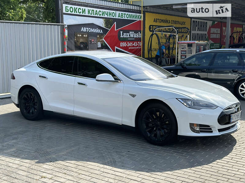 Tesla Model s (2015)