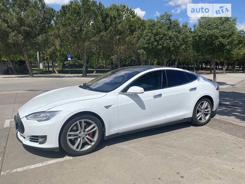 Tesla Model s (2015)
