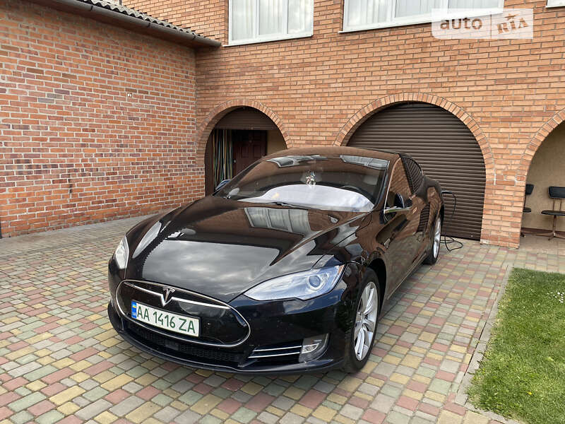 Tesla Model s (2015)
