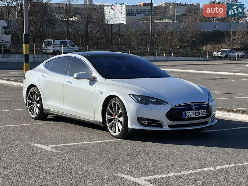Tesla Model s (2015)