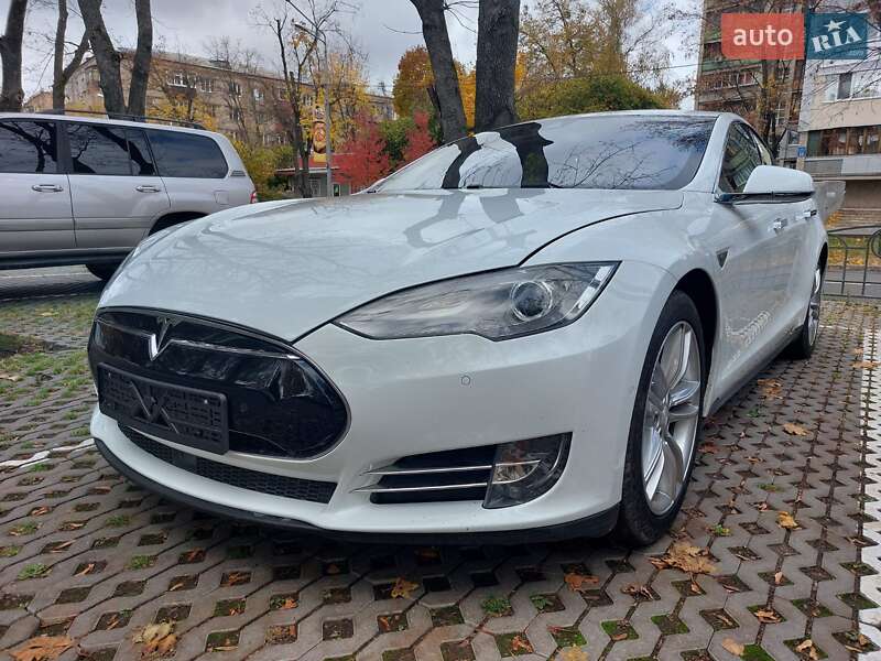 Tesla Model s (2015)