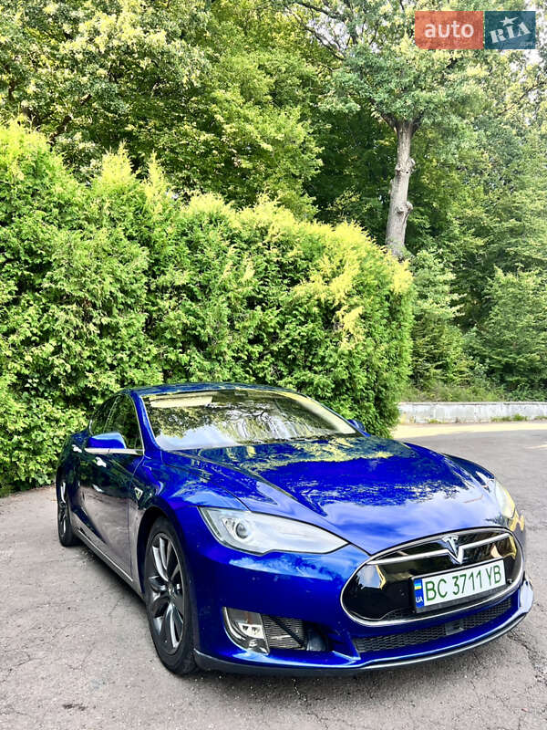 Tesla Model s (2015)