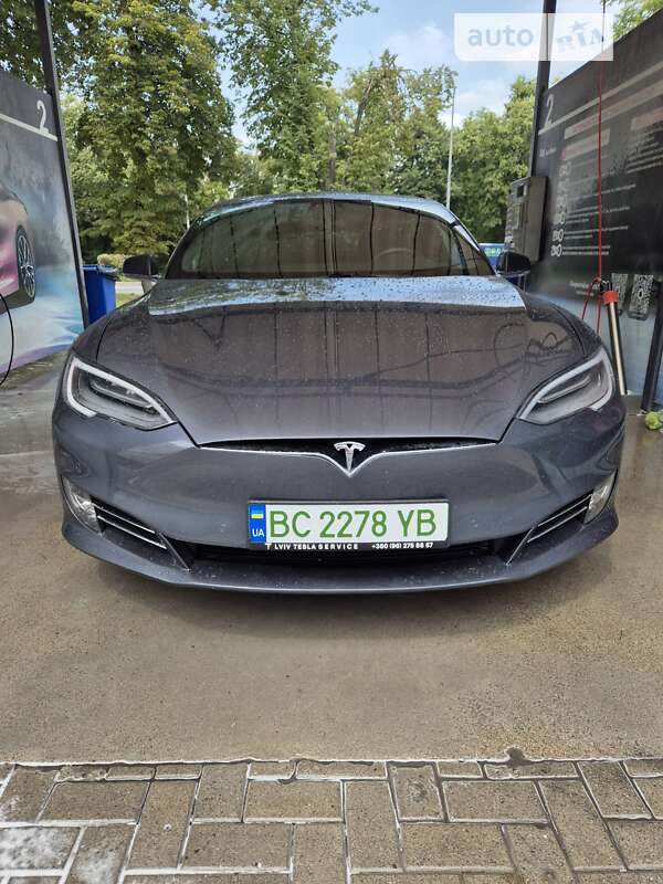 Tesla Model s (2019)