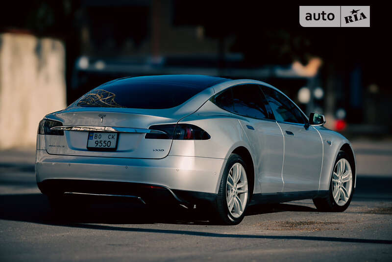 Tesla Model s (2015)