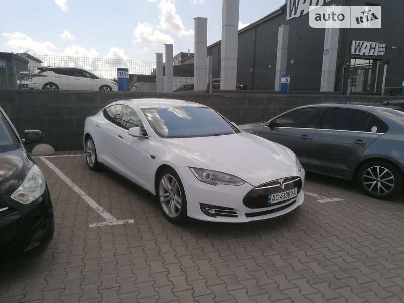 Tesla Model s (2016)