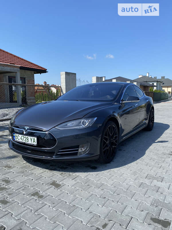 Tesla Model s (2015)