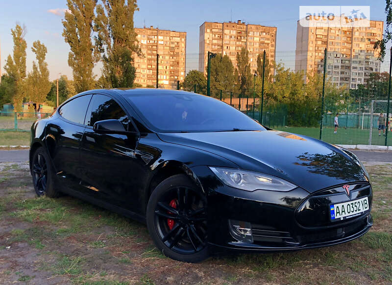 Tesla S 85 (2015)