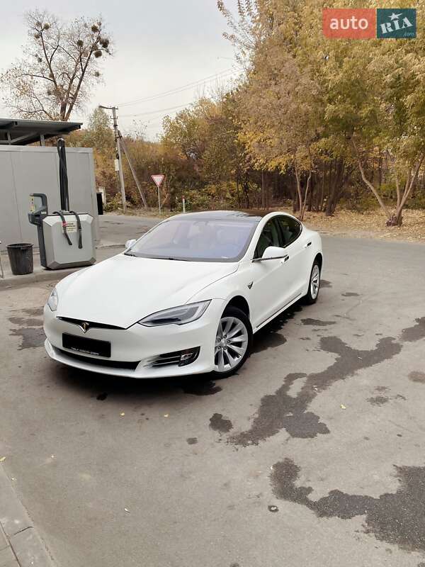 Tesla Model s (2017)
